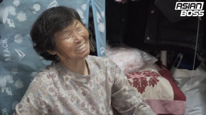 Bà lão 82 tuổi dành hơn 14 giờ lang thang trên đường thu gom bìa giấy chỉ để kiếm hơn 40 nghìn - Ảnh 1.