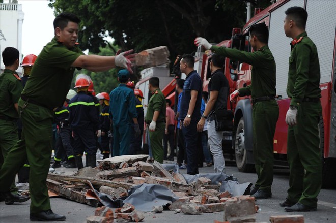 Hiện trường đổ nát vụ sập tường nhà gần Hồ Gươm chiều nay - Ảnh 2.