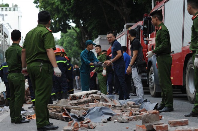 Hiện trường đổ nát vụ sập tường nhà gần Hồ Gươm chiều nay - Ảnh 8.