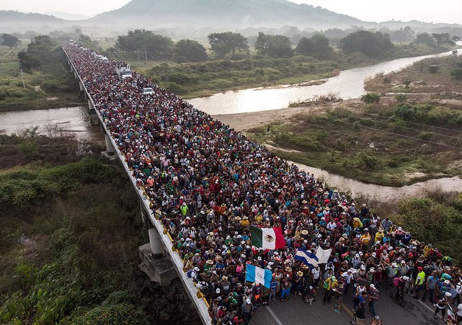 24h qua ảnh: Hàng nghìn người di cư đổ về biên giới nước Mỹ - Ảnh 3.