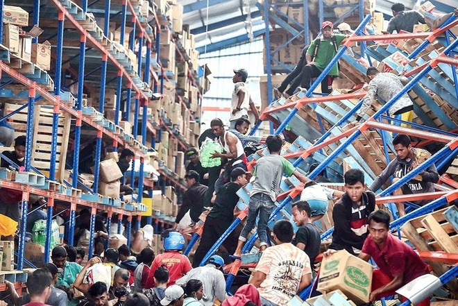 24h qua ảnh: Người dân cướp bóc tìm thức ăn sau thảm họa sóng thần ở Indonesia - Ảnh 3.