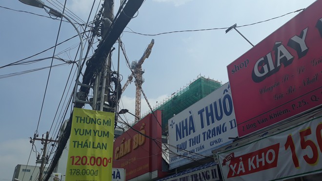 Cận cảnh những cần cẩu công trình dài hàng chục mét treo lơ lửng trên đầu người đi đường ở Sài Gòn - Ảnh 7.