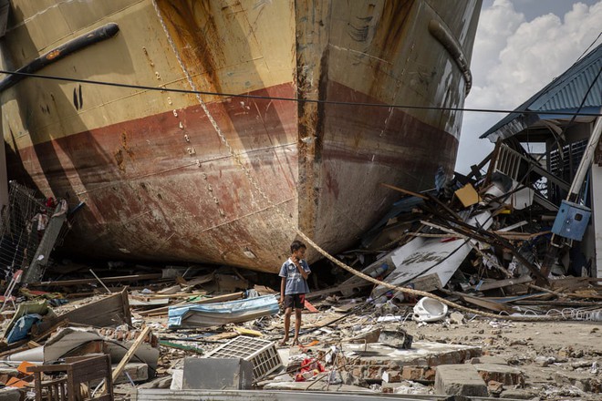 24h qua ảnh: Người dân cướp bóc tìm thức ăn sau thảm họa sóng thần ở Indonesia - Ảnh 8.