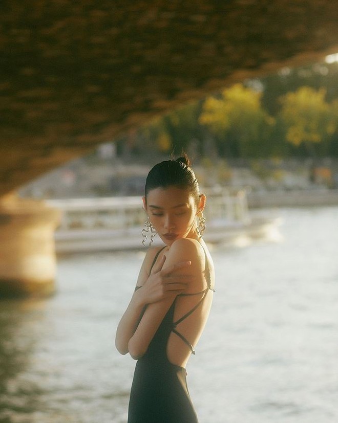 Siêu mẫu Victoria’s Secret gốc Hoa khoe lưng trần quyến rũ ở Paris   - Ảnh 2.