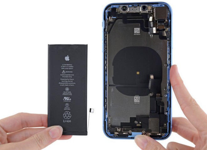 Mổ bụng iPhone Xr: Nội thất pha trộn giữa iPhone 8 và iPhone X, không quá khó sửa chữa - Ảnh 12.