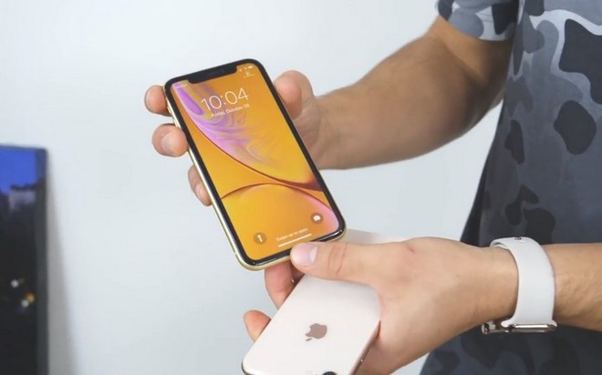 Thử độ bền của iPhone Xr khi thả từ độ cao ngang hông, ngang mặt và từ trần nhà - Ảnh 2.