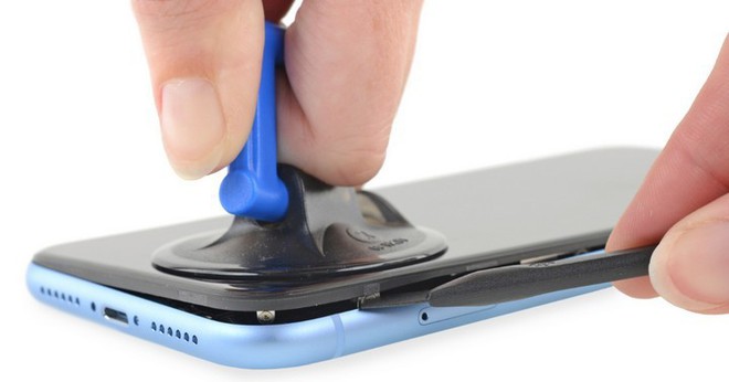 Mổ bụng iPhone Xr: Nội thất pha trộn giữa iPhone 8 và iPhone X, không quá khó sửa chữa - Ảnh 5.
