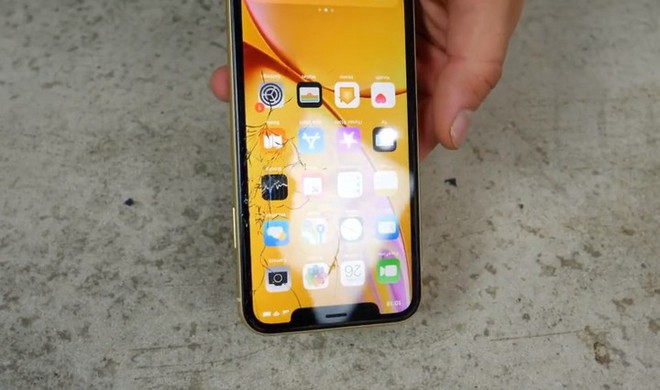 Thử độ bền của iPhone Xr khi thả từ độ cao ngang hông, ngang mặt và từ trần nhà - Ảnh 9.