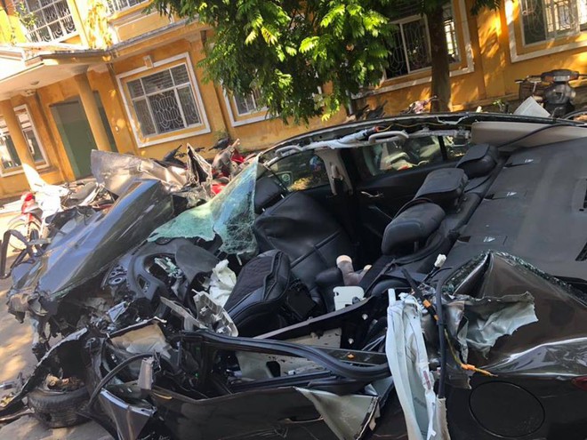 Hình ảnh xe Mazda nát bét sau tai nạn trên cao tốc Hạ Long - Hải Phòng gây ám ảnh - Ảnh 3.