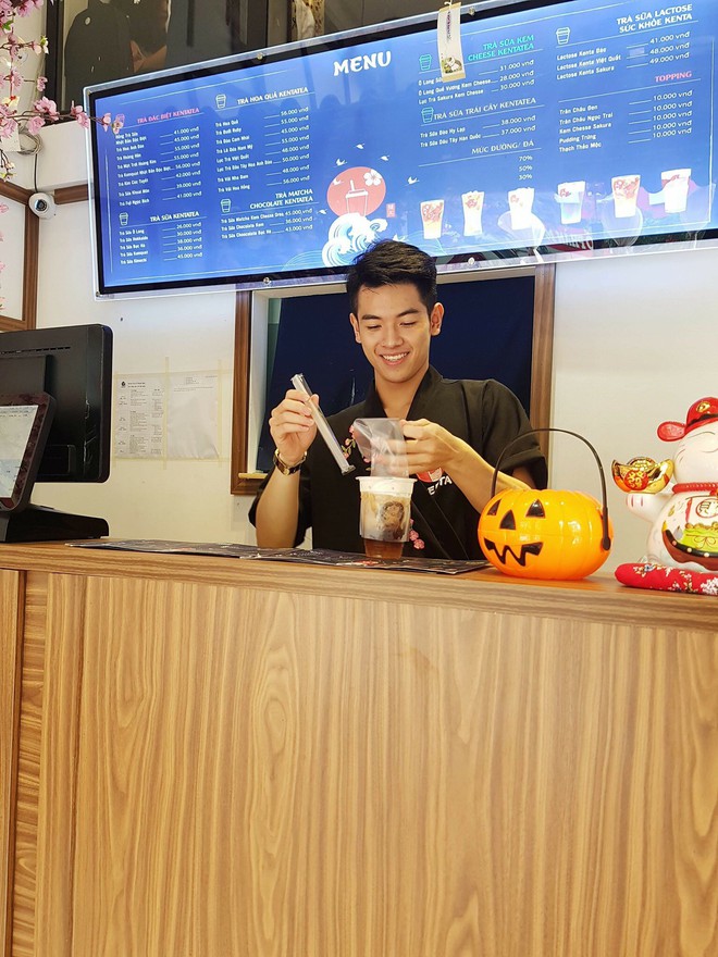 Danh tính hotboy tiệm trà sữa ở Hà Nội khiến dân mạng truy tìm ráo riết những ngày qua - Ảnh 2.