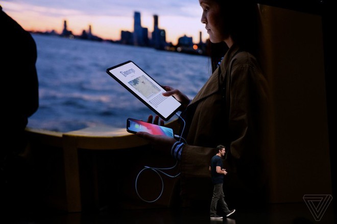 Đắt xắt ra miếng, iPad Pro mới có thể sạc pin cho cả iPhone - Ảnh 2.