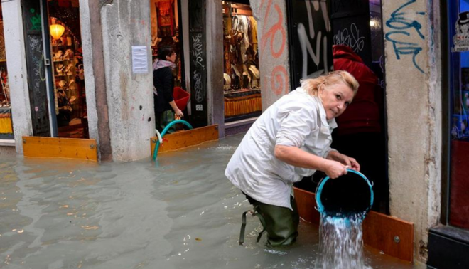 Cảnh tượng 70% thành phố Venice chìm trong biển nước, có khu vực ngập tới ngang tới thắt lưng - Ảnh 1.