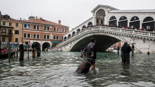 Cảnh tượng 70% thành phố Venice chìm trong biển nước, có khu vực ngập tới ngang tới thắt lưng - Ảnh 2.