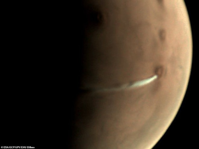 Bí ẩn đám mây dài 1.500 km lơ lửng trên sao Hỏa - Ảnh 1.