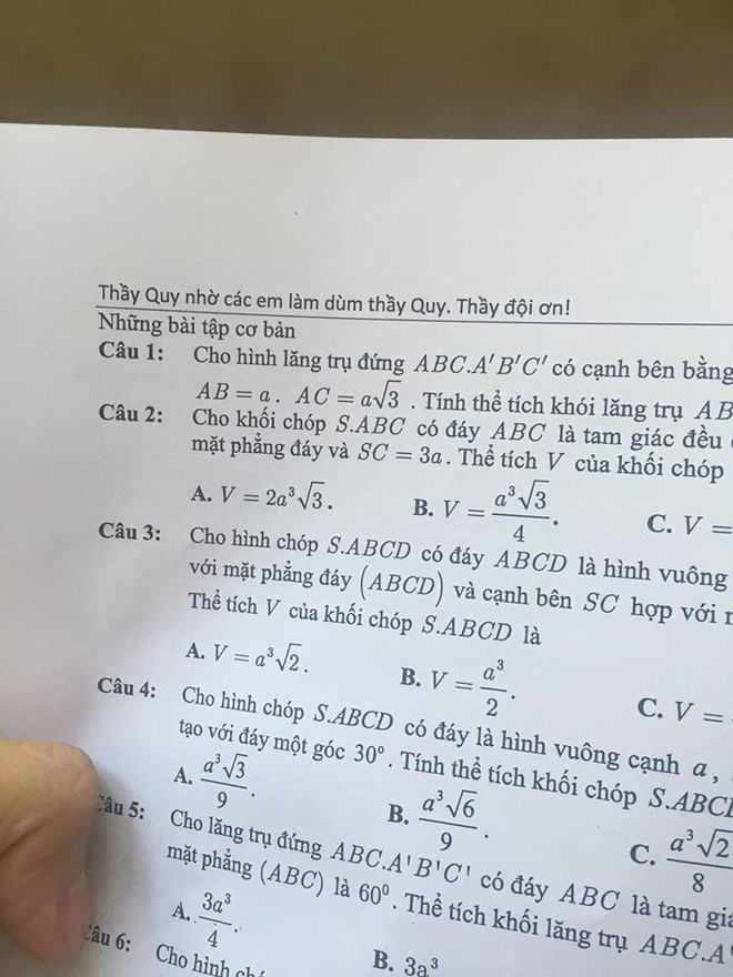 Khi thầy giáo có tâm ra đề kiểm tra: Nắn nót ghi hẳn dòng chữ nhờ các em làm bài, thầy đội ơn - Ảnh 1.