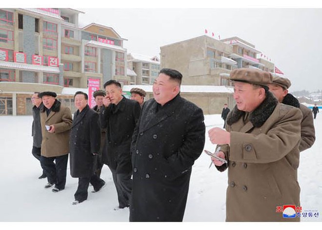 Tái xuất sau 19 ngày, ông Kim Jong-un đội tuyết thăm nhà máy khoai tây  - Ảnh 1.
