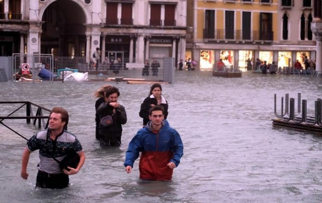 Cảnh tượng 70% thành phố Venice chìm trong biển nước, có khu vực ngập tới ngang tới thắt lưng - Ảnh 11.