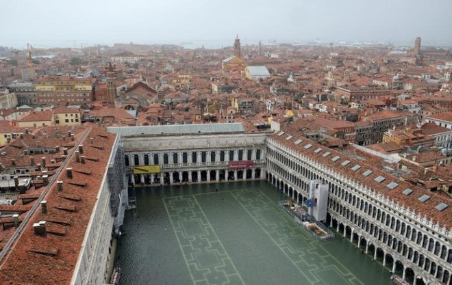 Cảnh tượng 70% thành phố Venice chìm trong biển nước, có khu vực ngập tới ngang tới thắt lưng - Ảnh 12.