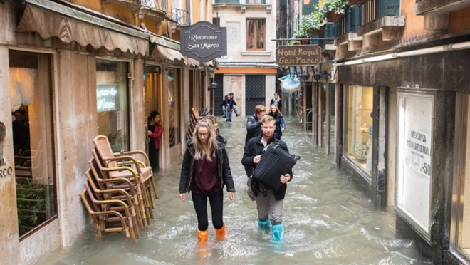 Cảnh tượng 70% thành phố Venice chìm trong biển nước, có khu vực ngập tới ngang tới thắt lưng - Ảnh 3.