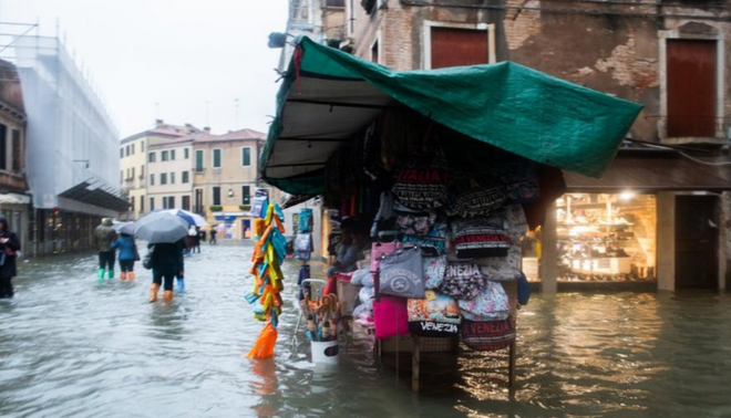 Cảnh tượng 70% thành phố Venice chìm trong biển nước, có khu vực ngập tới ngang tới thắt lưng - Ảnh 4.