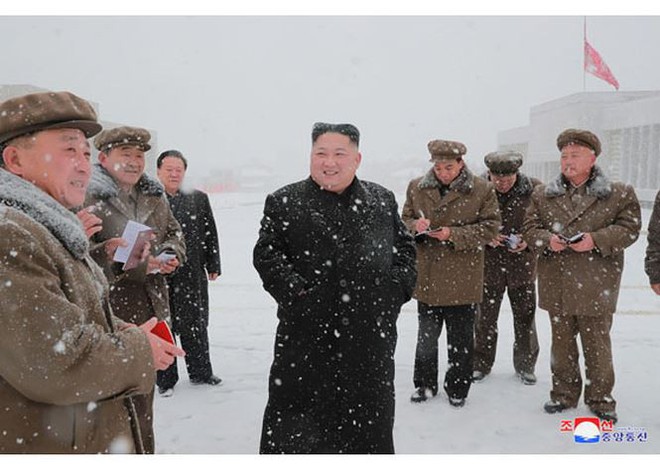Tái xuất sau 19 ngày, ông Kim Jong-un đội tuyết thăm nhà máy khoai tây  - Ảnh 4.