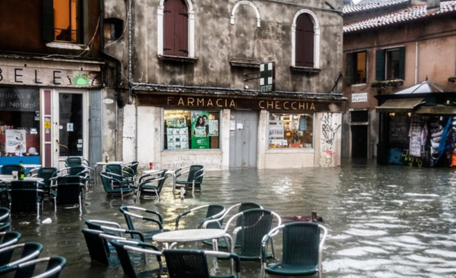 Cảnh tượng 70% thành phố Venice chìm trong biển nước, có khu vực ngập tới ngang tới thắt lưng - Ảnh 5.