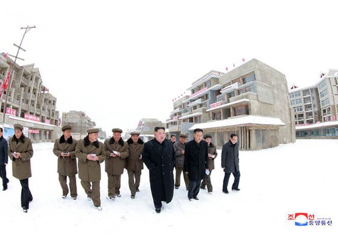 Tái xuất sau 19 ngày, ông Kim Jong-un đội tuyết thăm nhà máy khoai tây  - Ảnh 5.