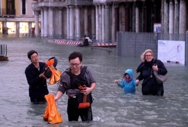 Cảnh tượng 70% thành phố Venice chìm trong biển nước, có khu vực ngập tới ngang tới thắt lưng - Ảnh 6.