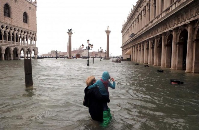 Cảnh tượng 70% thành phố Venice chìm trong biển nước, có khu vực ngập tới ngang tới thắt lưng - Ảnh 7.