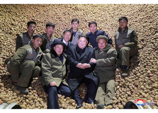 Tái xuất sau 19 ngày, ông Kim Jong-un đội tuyết thăm nhà máy khoai tây  - Ảnh 7.