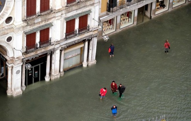 Cảnh tượng 70% thành phố Venice chìm trong biển nước, có khu vực ngập tới ngang tới thắt lưng - Ảnh 8.