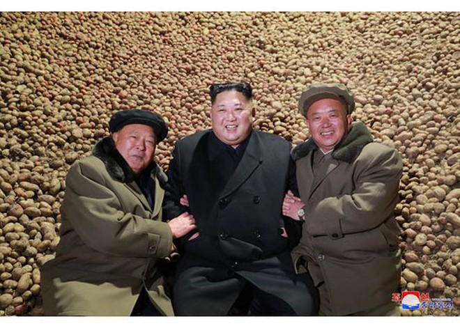 Tái xuất sau 19 ngày, ông Kim Jong-un đội tuyết thăm nhà máy khoai tây  - Ảnh 8.