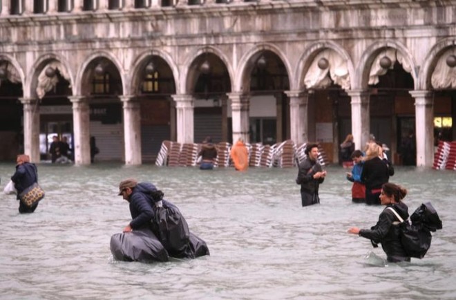 Cảnh tượng 70% thành phố Venice chìm trong biển nước, có khu vực ngập tới ngang tới thắt lưng - Ảnh 9.