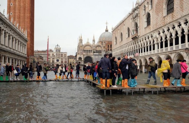 Cảnh tượng 70% thành phố Venice chìm trong biển nước, có khu vực ngập tới ngang tới thắt lưng - Ảnh 10.