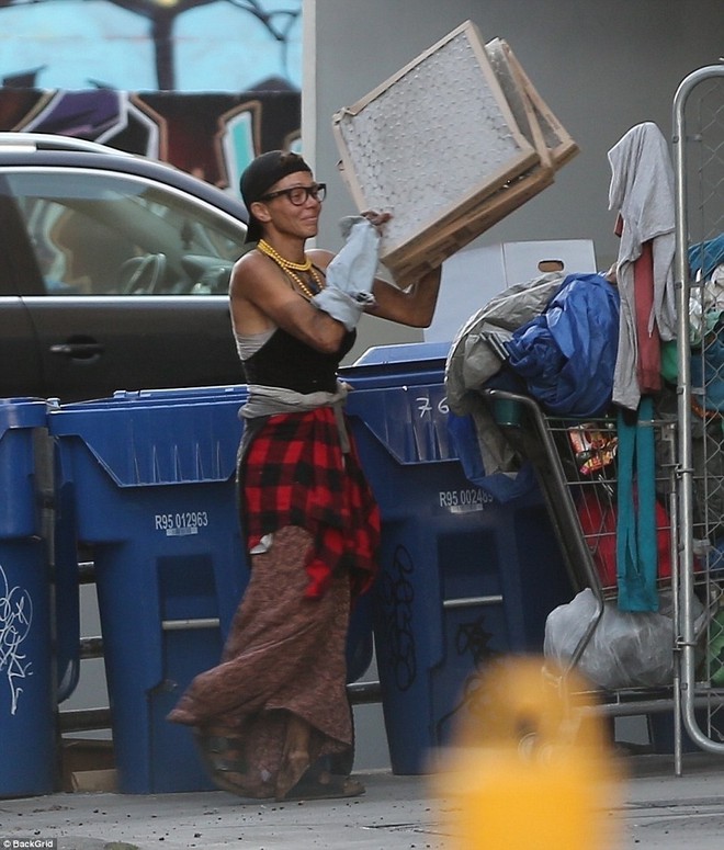 Người mẫu ly hôn sao Baywatch: Bế tắc, sống lay lắt trên phố, nhặt rác kiếm ăn - Ảnh 6.