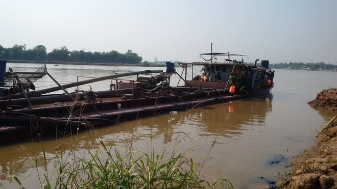 Cát tặc phun vòi rồng, ném chai thuỷ tinh về phía công an để bỏ chạy - Ảnh 1.