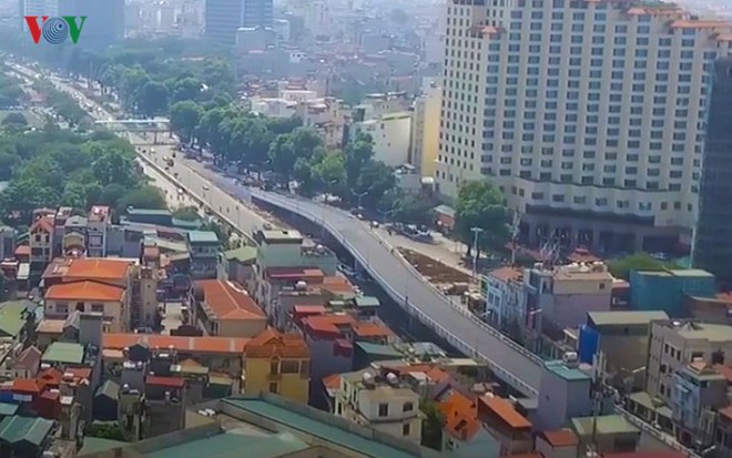 Toàn cảnh cầu vượt hơn 300 tỷ đồng ở Hà Nội sắp khánh thành - Ảnh 2.