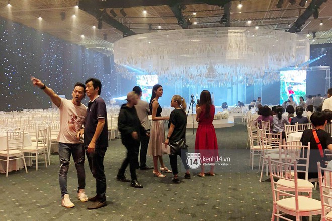 Lan Khuê và John Tuấn Nguyễn đã có mặt tại địa điểm tổ chức đám cưới, tất bật tập duyệt cho tiết mục đặc biệt trong hôn lễ - Ảnh 1.