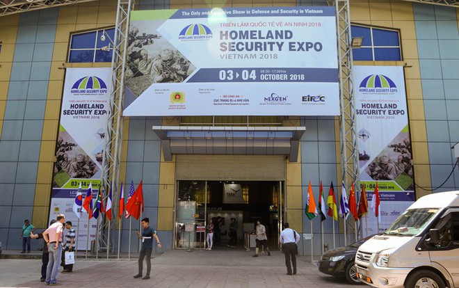 Tận tay cầm vũ khí tối tân trong triển lãm quốc tế về an ninh tại Hà Nội - Ảnh 1.