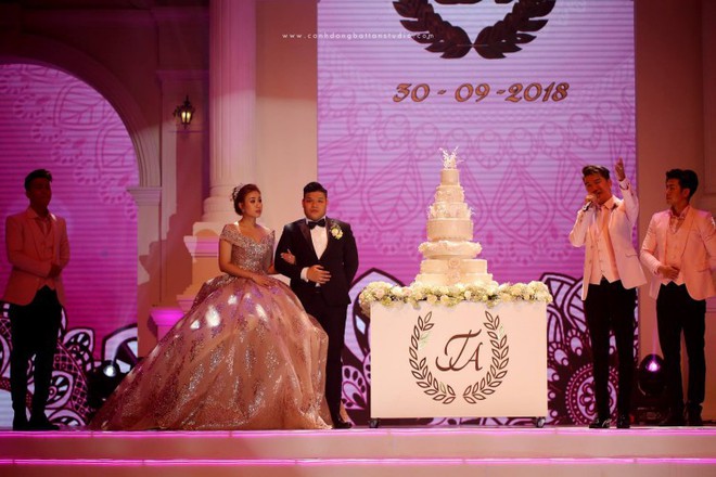 Choáng với đám cưới khủng ở Đà Nẵng mời Đàm Vĩnh Hưng làm MC, chi 10 tỉ thuê nhà thi đấu và ca sĩ - Ảnh 3.