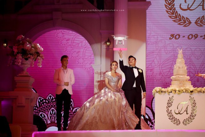 Choáng với đám cưới khủng ở Đà Nẵng mời Đàm Vĩnh Hưng làm MC, chi 10 tỉ thuê nhà thi đấu và ca sĩ - Ảnh 4.