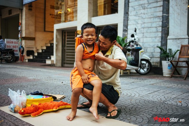 Cậu bé hôn mẹ trên chiếc xe chở đầy ve chai gây bão mạng: Thằng Thịnh không nhà, hàng đêm theo mẹ ngủ lề đường nhưng vẫn nuôi giấc mơ con chữ - Ảnh 6.