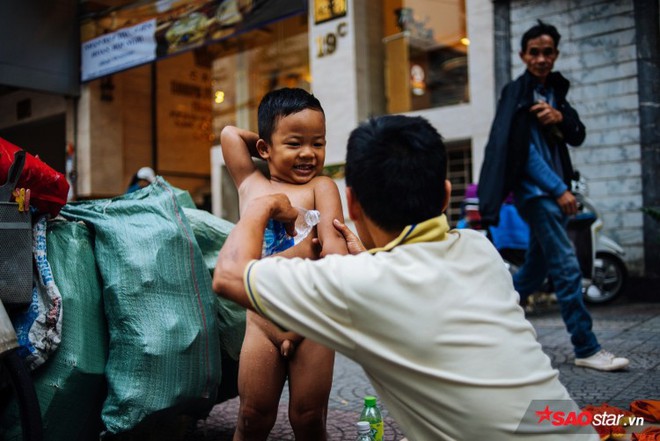 Cậu bé hôn mẹ trên chiếc xe chở đầy ve chai gây bão mạng: Thằng Thịnh không nhà, hàng đêm theo mẹ ngủ lề đường nhưng vẫn nuôi giấc mơ con chữ - Ảnh 7.