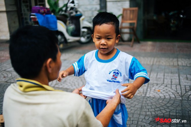 Cậu bé hôn mẹ trên chiếc xe chở đầy ve chai gây bão mạng: Thằng Thịnh không nhà, hàng đêm theo mẹ ngủ lề đường nhưng vẫn nuôi giấc mơ con chữ - Ảnh 9.