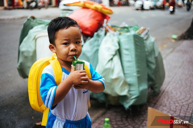 Cậu bé hôn mẹ trên chiếc xe chở đầy ve chai gây bão mạng: Thằng Thịnh không nhà, hàng đêm theo mẹ ngủ lề đường nhưng vẫn nuôi giấc mơ con chữ - Ảnh 10.