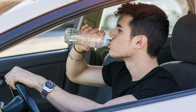 Thói quen để chai nước lọc trong ô tô tưởng như vô hại nhưng có thể gây chết người - Ảnh 3.
