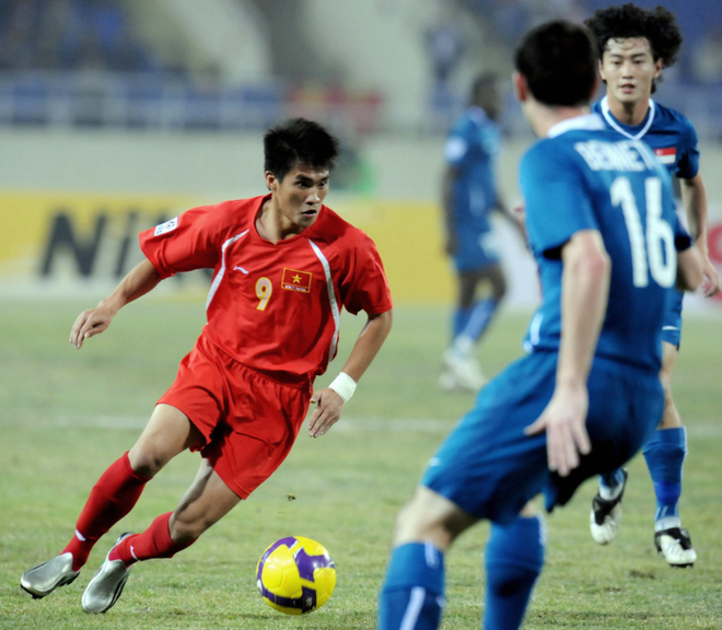 Kiatisak áp đảo Công Vinh trong cuộc bầu chọn huyền thoại AFF Cup - Ảnh 1.