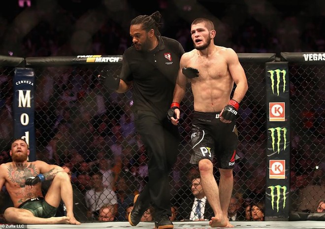 Không chịu nổi đòn hiểm, Conor McGregor cúi đầu chịu thua Khabib Nurmagomedov - Ảnh 3.