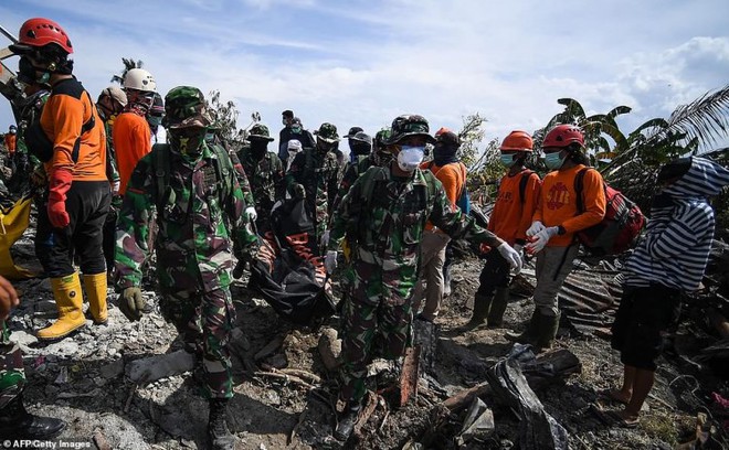 Sau thiên tai kép, hai ngôi làng ở Indonesia bị xóa sổ khỏi hành tinh - Ảnh 11.