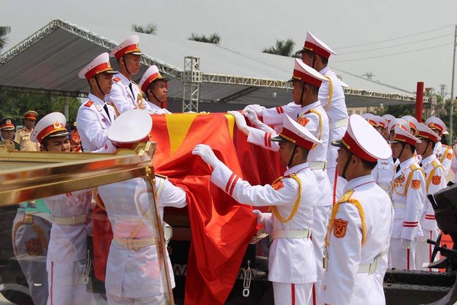 Linh xa đưa di hài cố Tổng bí thư Đỗ Mười về tới quê nhà - Ảnh 2.